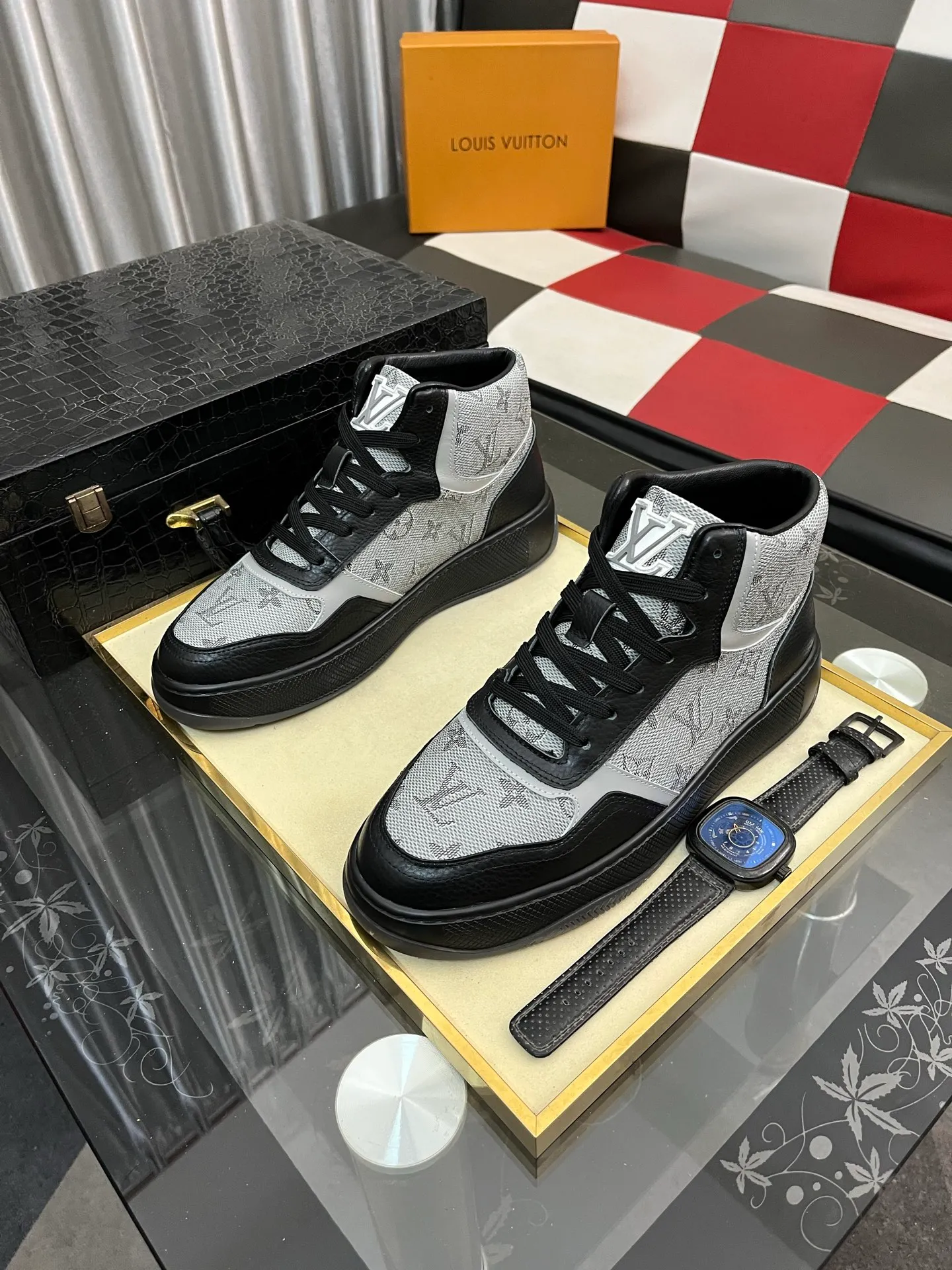 Ex-factory price: 438⌚️⌚️[LOUIS VUITTON] Same style as Louis Vuitton* official website 🚹Men's high-top casual shoes❤️Same style as popular celebrities and big names ~ Best-selling at home and abroad Lv focuses on the checkerboard series...Imported first-layer cowhide with special fabric ➕Full cotton, code number: 38-443️⃣Colors available